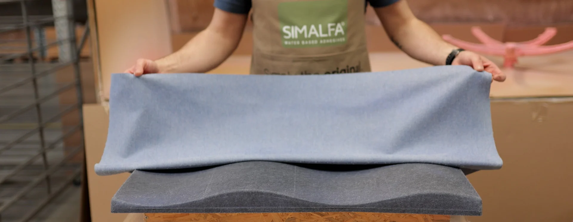 moebelverklebung.jpg keo gốc nước trên con lăn