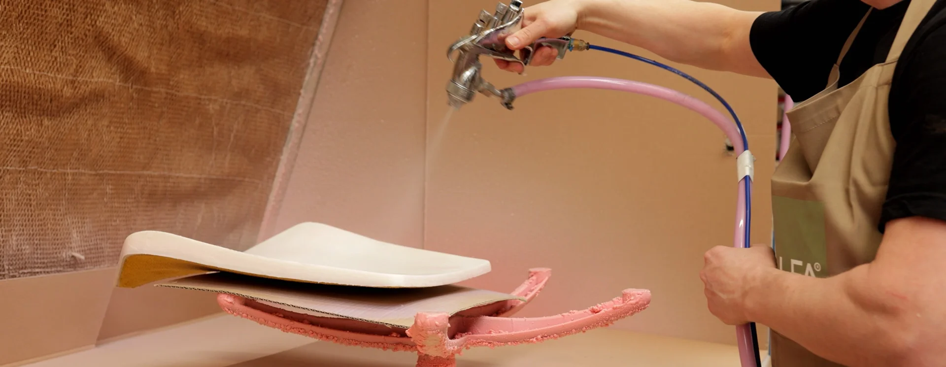 moebelverklebung01.jpg keo gốc nước trên con lăn